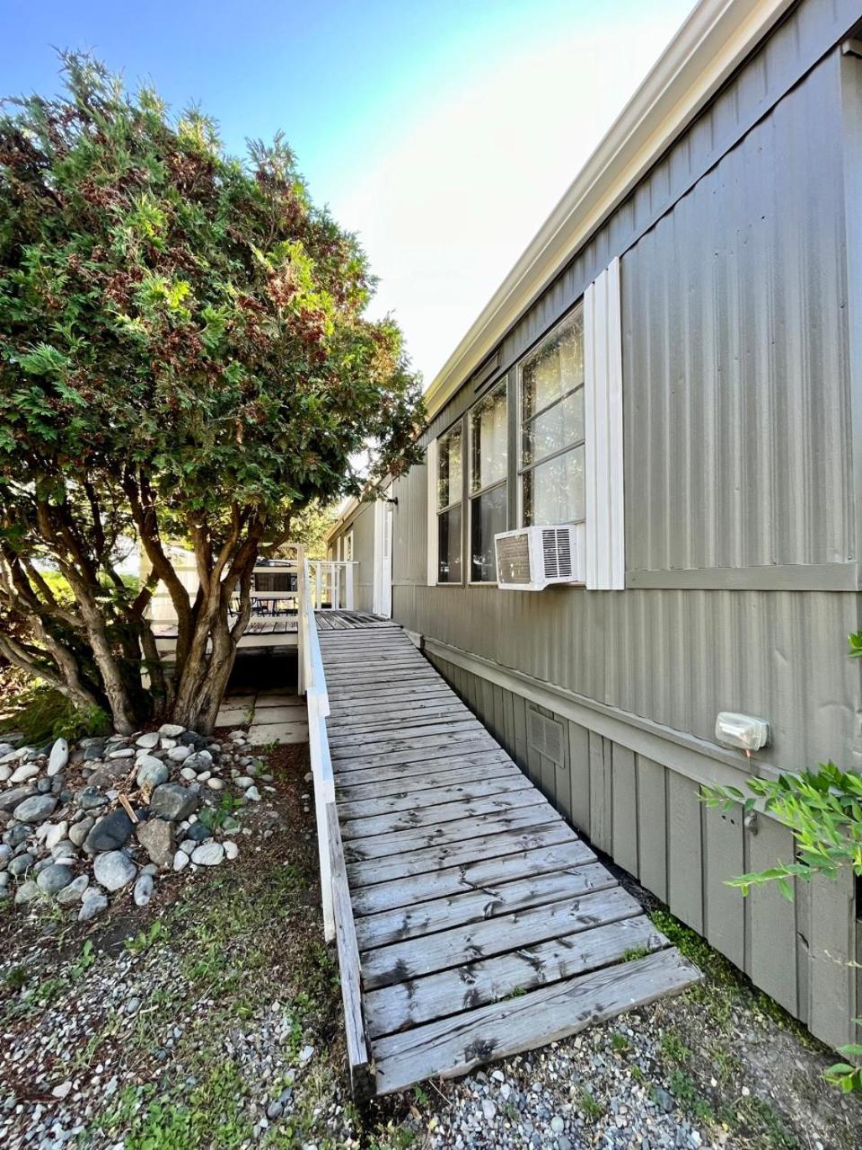 Roberts Roost Resort Quesnel Exteriör bild